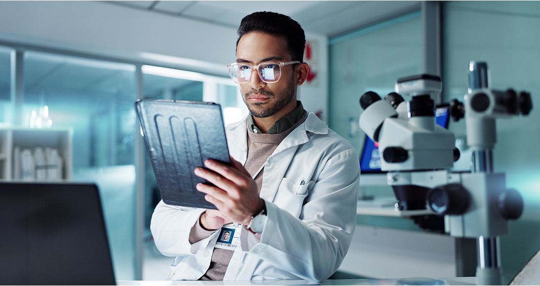 Médico analisando