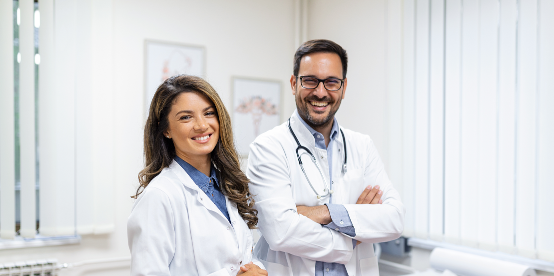 Médicos sorrindo no ambiente clínico