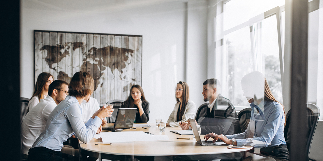 Reunião de negócios em ambiente corporativo